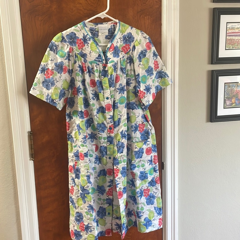 Womens housecoat/robe. Snap front. Small. New without tags